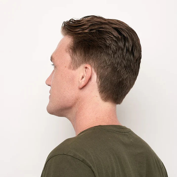 Mann med strukturert, teksturert frisyre ved bruk av BYRD matte pomade