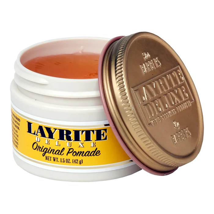 Åpen Layrite Original Pomade som viser rødbrun, kremet konsistens i 1.5 oz