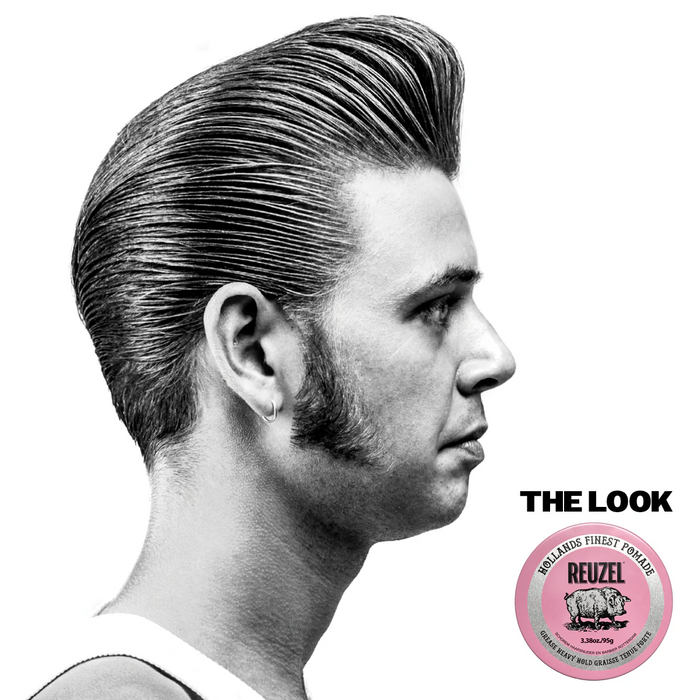 Svart-hvitt portrett av mann med glatt sideparting og Reuzel Pomade Heavy Hold