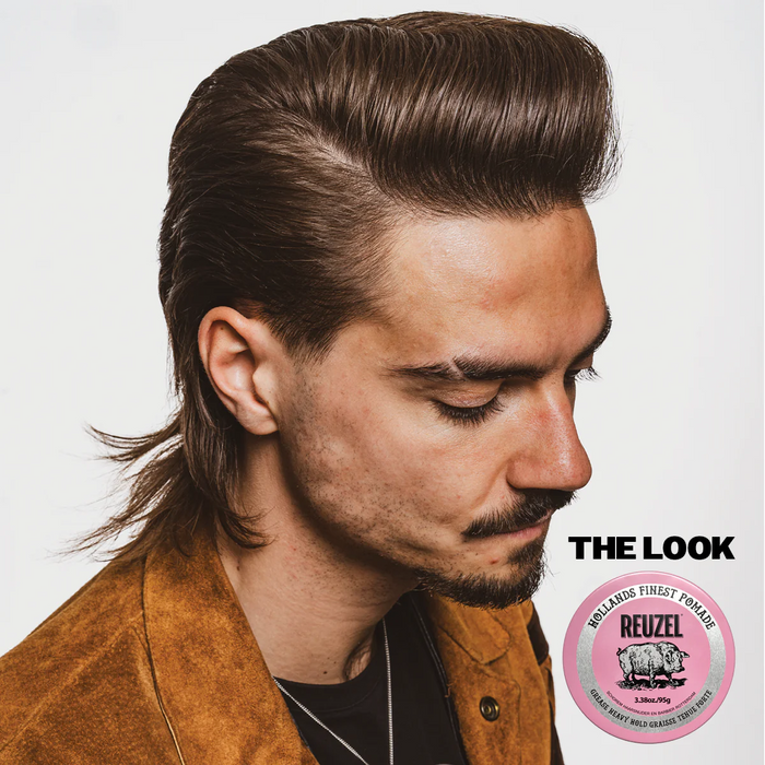 Mann med klassisk pompadour-stil og Reuzel Pomade Pink boks for tykt hår